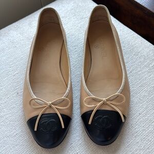 Chanel lambskin ballet flats beige and black